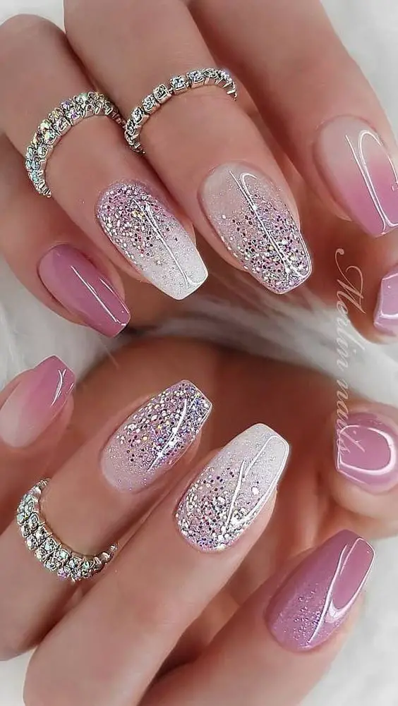 unhas com brilho rosa e branca