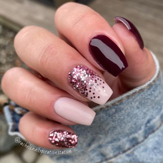 unhas com esmaltação cor de vinho e glitter