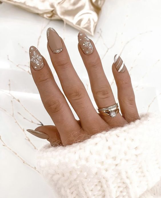 perfeitas unhas amendoadas nude fosca e detalhes