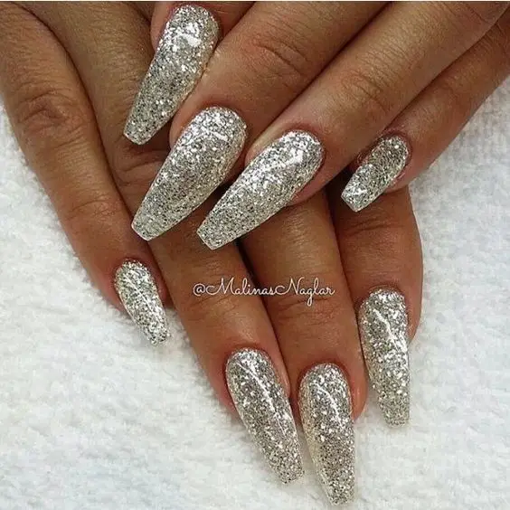 unhas longas com glitter prata total