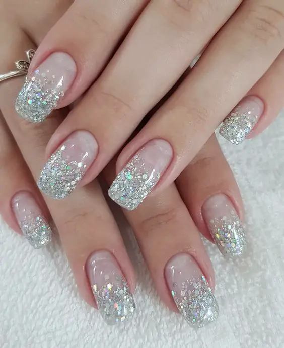 unhas quadradas com glitter prata nas pontas