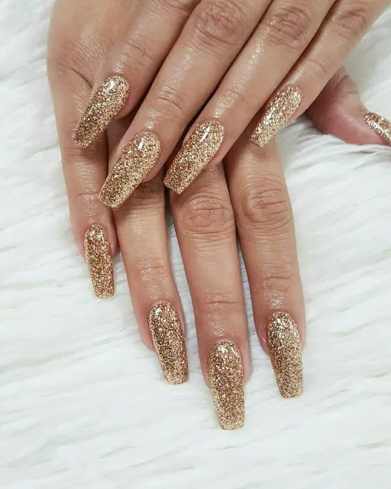 esmaltação com muito glitter ouro para o ano novo