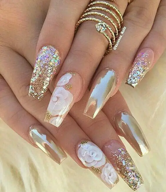 delicadas unhas em gel com glitter dourado e desenhos florais