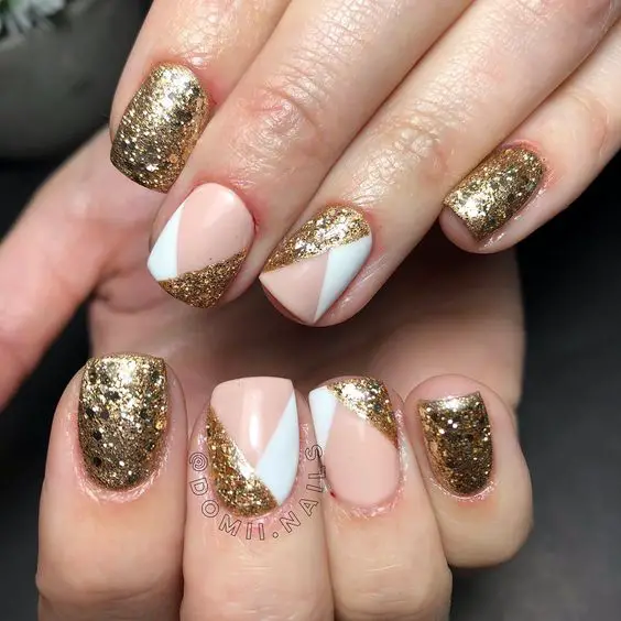 modelo de unhas com glitter dourado combinando com rosa e branco