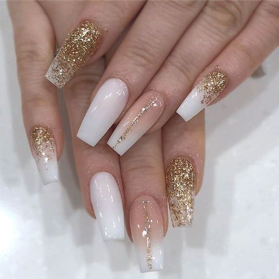 delicadas unhas com esmaltação branco e ouro para o ano novo 2022