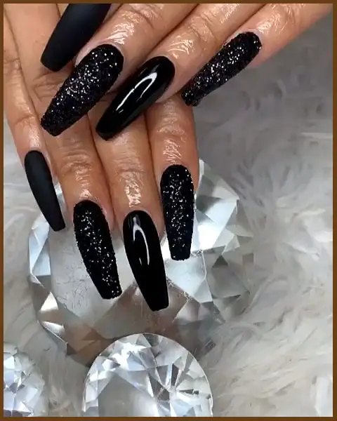 unhas chiques com esmaltação preto e brilho