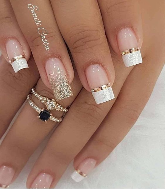 lindas unhas pintadas de base com branco e muito glitter