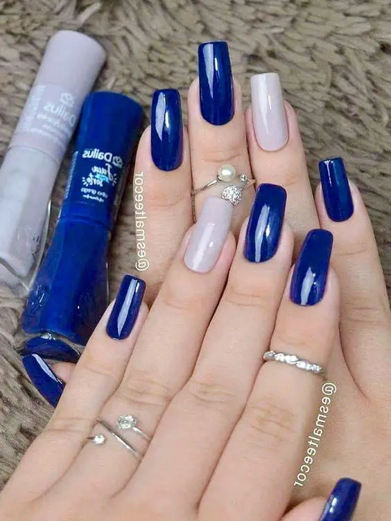 unhas decoradas para o ano novo 2022 azuis com beje