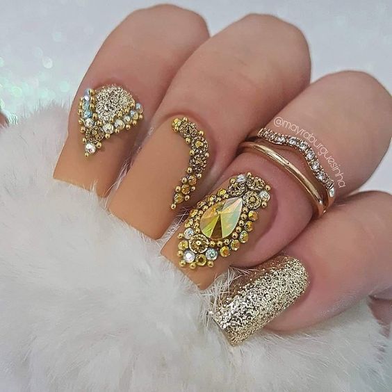 inspiração de unhas decoradas 2022 com joias douradas e glitter