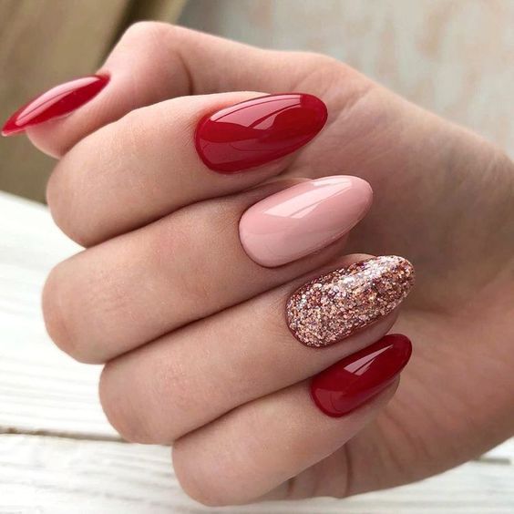 modelo de unhas vermelho com rosa e glitter