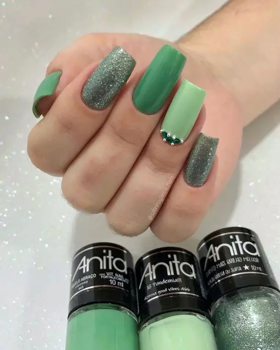 lindas unhas verdes com glitter em duas