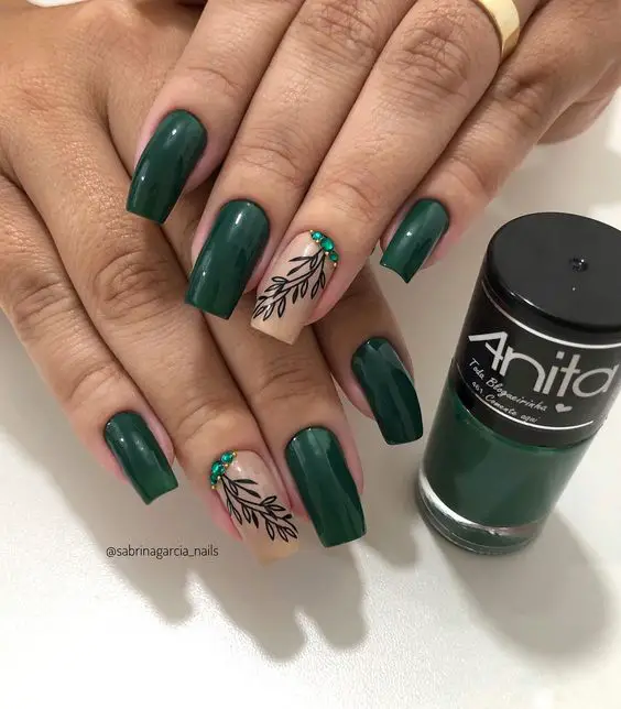 unhas verdes com esmalte anita e desenho de folhas