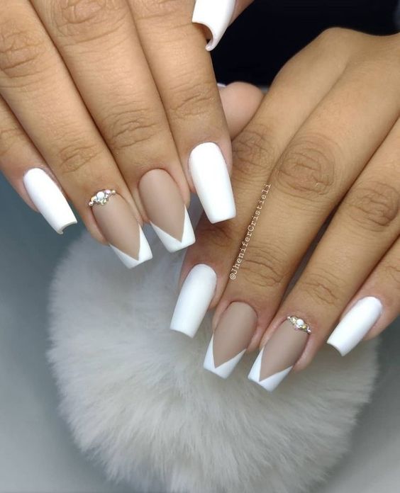 Linda combinação de unhas nude com branco