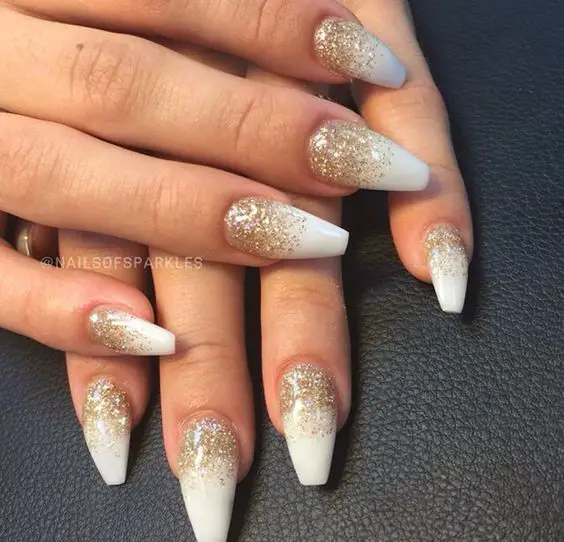 Modelo de unhas decoradas brancas com dourado