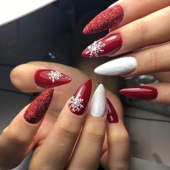 Exemplo de unhas decoradas brancas com vermelhas