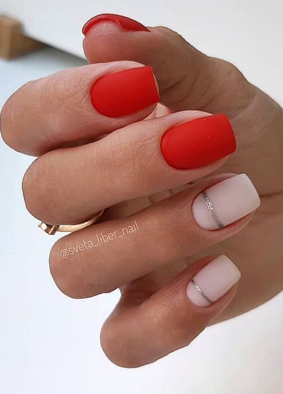 Lindo modelo de unhas brancas com vermelho