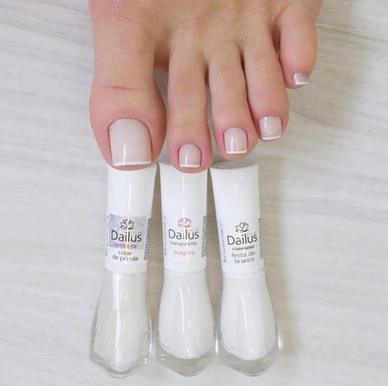 Bela inspiração de unhas francesinhas do pé