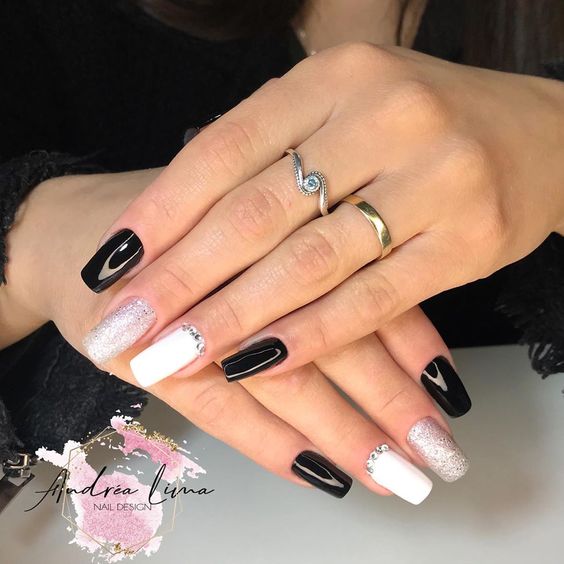 Unhas decoradas brancas e pretas