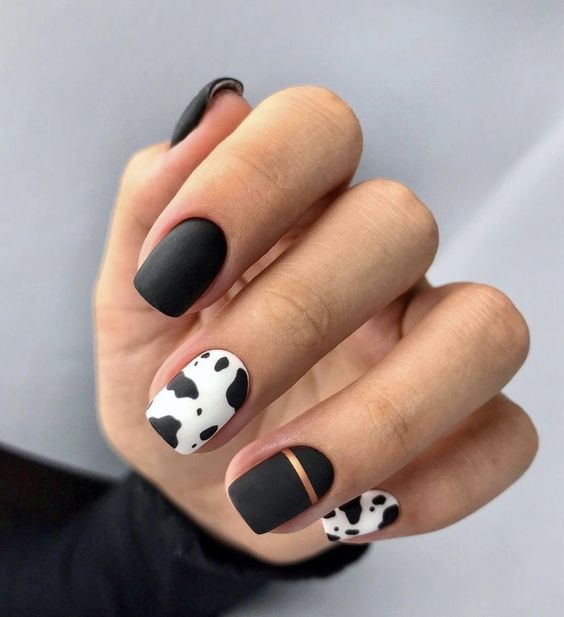 Modelo de unhas brancas com animal print