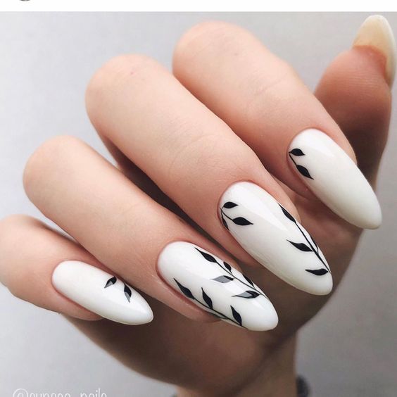 Inspiração de unhas decoradas brancas com flores pretas