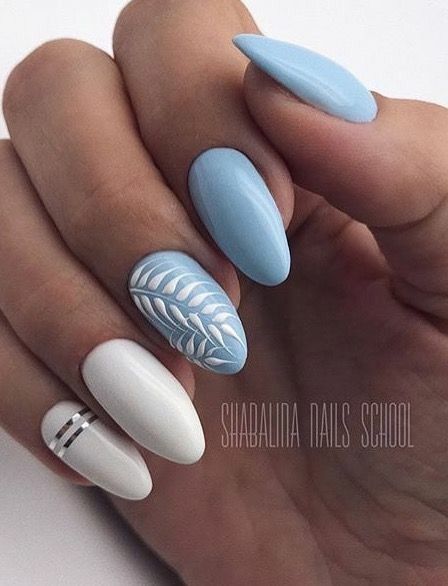 Ideia de unhas decoradas brancas com azul