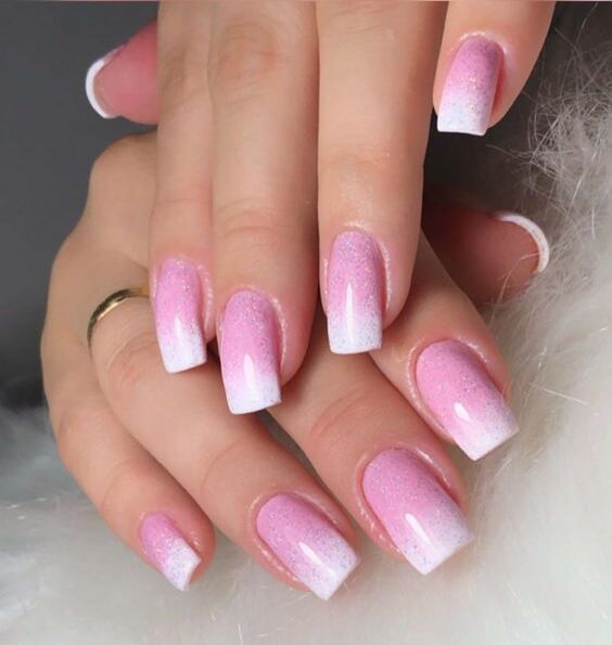 Ideia de unhas ombre brancas com rosa