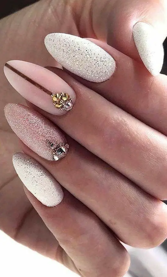 Unhas decoradas brancas com rosa