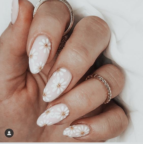 Modelo de unhas brancas com desenhos florais