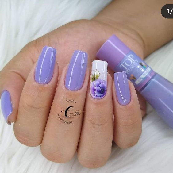 unhas lilás com adesivo de flor no mesmo tom