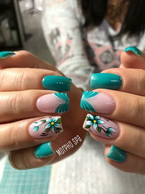 unhas verdes com adesivos de flores