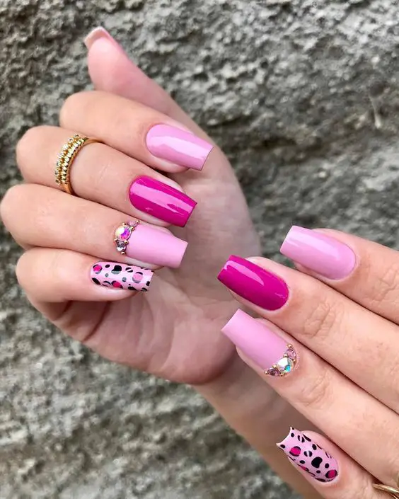 tipos de unhas com adesivos cor de rosa com joias