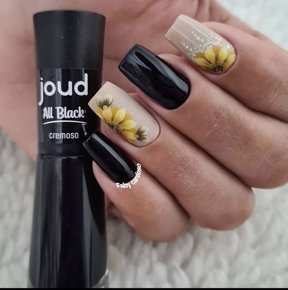 exemplo de adesivo artesanal de flores em unhas decoradas pretas