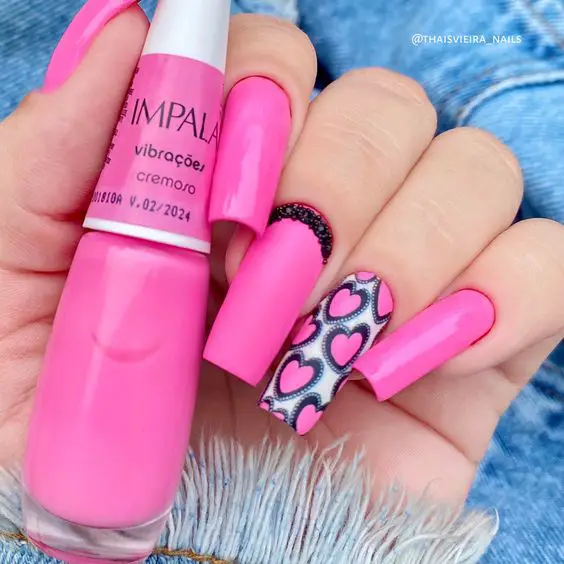 unhas rosa pink com adesivos artesanais de corações