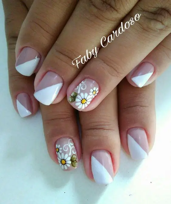 unhas com adesivos de margaridas brancas