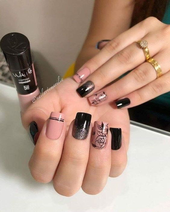 unhas nude e preto com adesivos de listras e flores