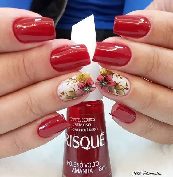 unhas decoradas com esmaltação vermelha com destaque no adesivo