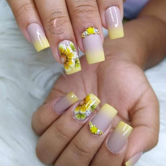 unhas decoradas com adesivos amarelos de flores