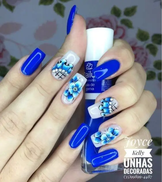 unhas azuis com adesivos