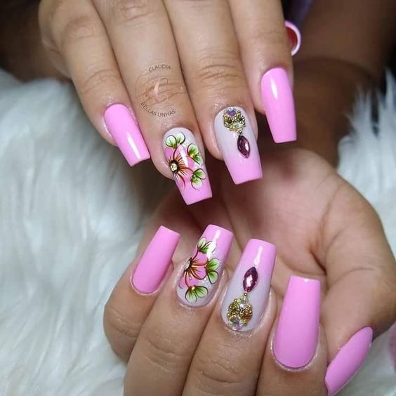 unhas decoradas rosa com adesivos de flores e pedras