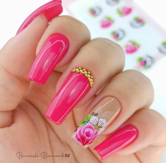 unhas decoradas cor de rosa com adesivos e pedras douradas