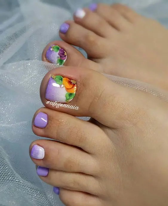 unhas dos pés em degrade combinadas com adesivos de flores
