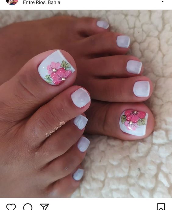 modelo de unhas dos pés brancas com desenhos de flores