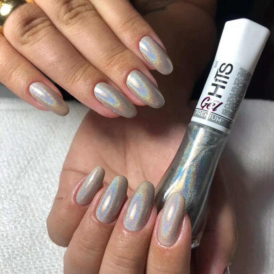 Unhas com esmalte holográfico prata