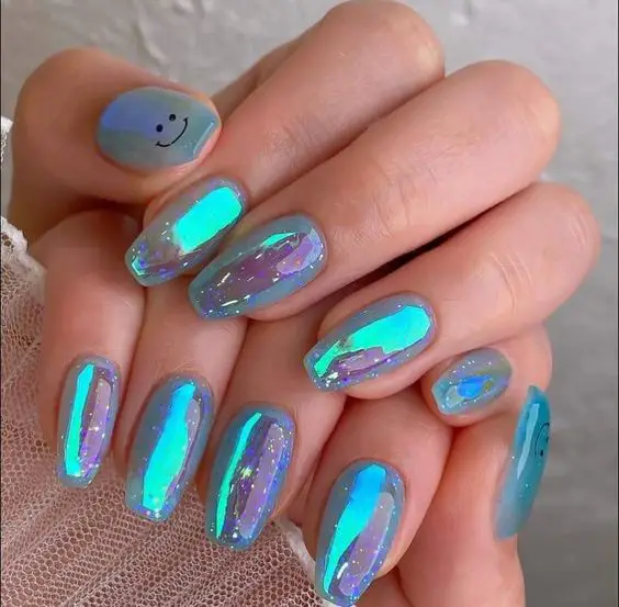 Design de unhas holográficas azuis