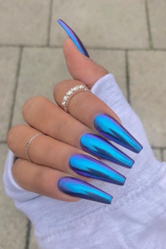 Longas unhas em gel azul cintilante