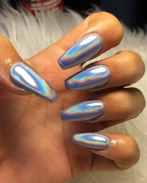 Modelo de unhas decoradas com esmalte holográfico prata