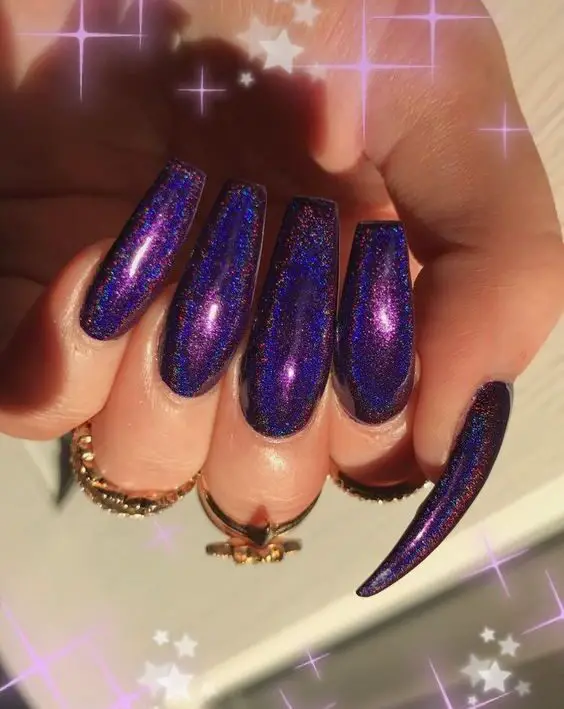 Muito brilho roxo nas unhas decoradas