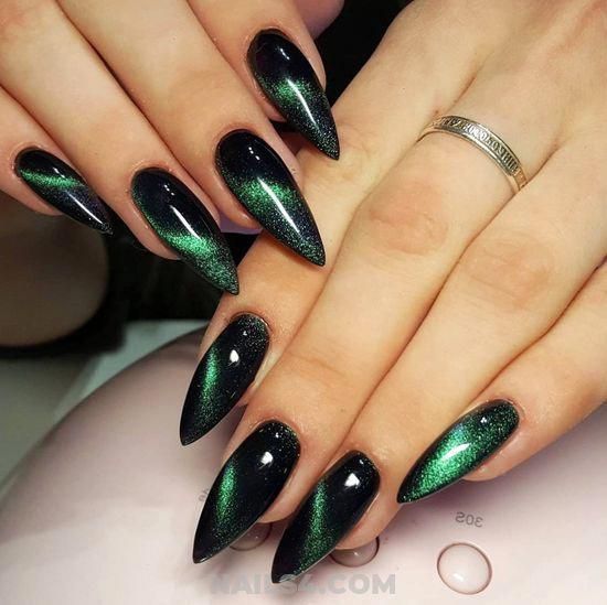 Modelo de unhas verdes stiletto