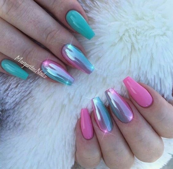 Modelo de unhas com duas delas holográficas rosa e azul