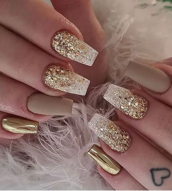 Lindas unhas com brilho dourado